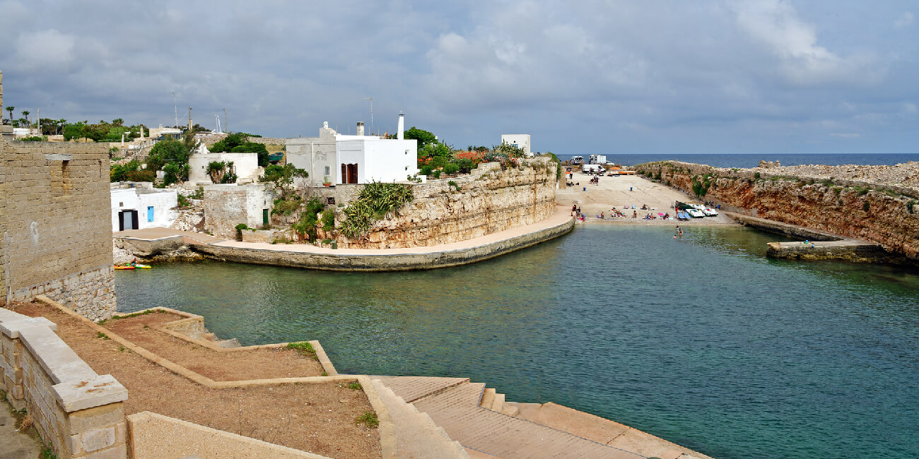 caletta di Cala Paura a Polignano a mare